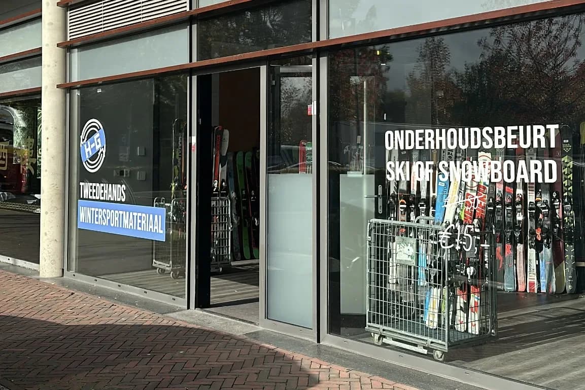 De winkel van HG Sports in Voorschoten, met tweedehands wintersportmateriaal achter de etalage